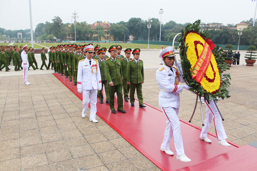 Đoàn kính cẩn dâng vòng hoa trước Lăng Chủ tịch Hồ Chí Minh.